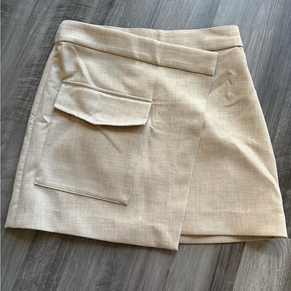 Aritzia Beige Mini Skirt size 4 like new